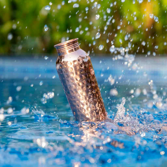 Handunnin koparflaska með hamraðri áferð -  900 ml