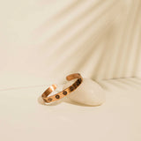 Handslegið Kopararmband með chakra-mynstri